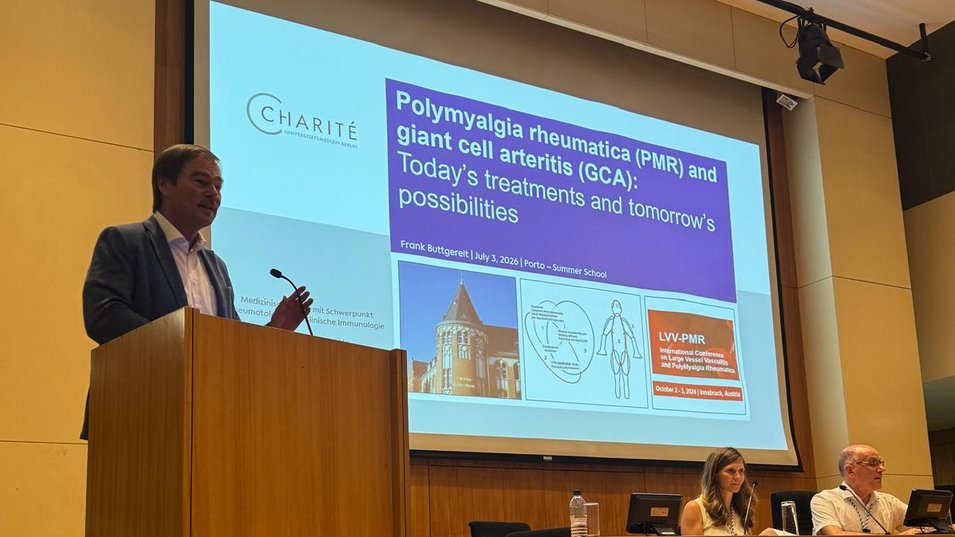 Professor Buttgereit steht am Rednerpult und präsentiert seinen wissenschaftlichen Vortrag "PolyMyalgia rheumatica (PMR) and giant cell arteritis (GCA): Today's treatments and tomorrow's possibilities".
