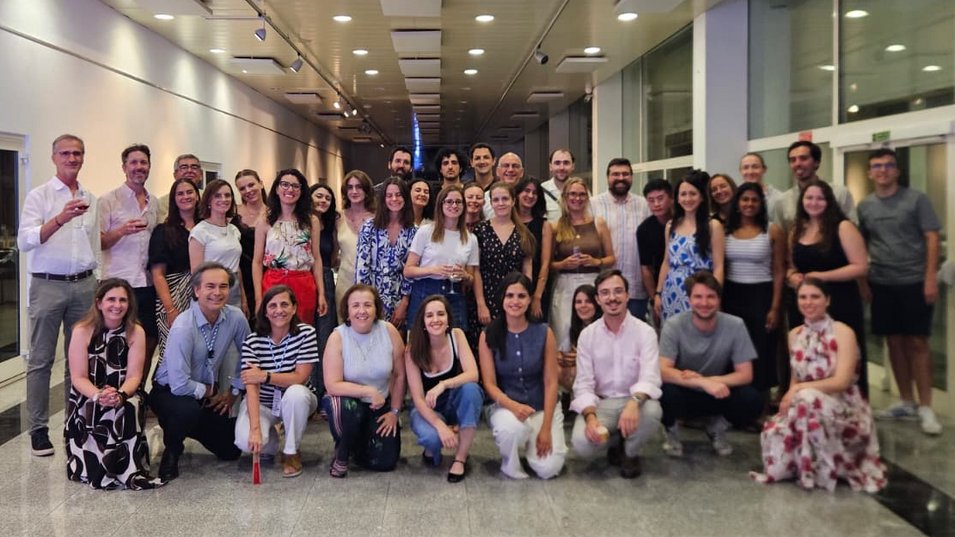 Das Bild zeigt eine große Gruppe von teilnehmenden Ärzt:innen, Referierenden und dem Organisations-Team am ersten Abend der EU Summer School. Sie stehen in einem Flur und alle lächeln in die Kamera.