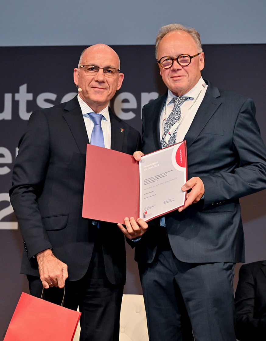Prof. Dr. med. Heinz-Jürgen Lakomek bekommt 2024 die Ehrenmitgliedschaft der DGRh verliehen