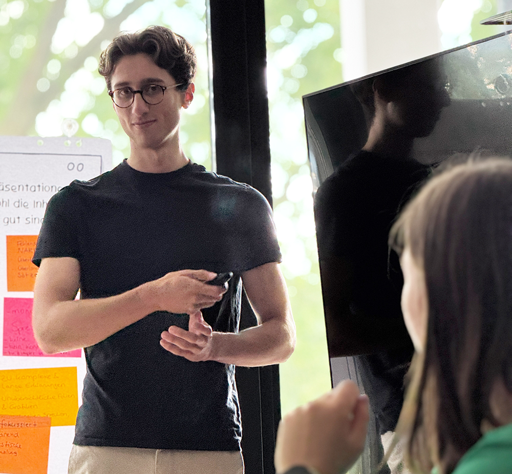 Speakertraining: Ein junger Student übt sich im Vortragen