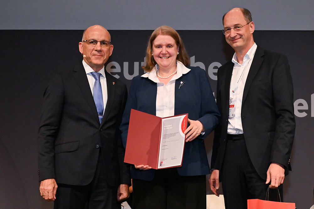 Prof. Dr. med. Cornelia M. Weyand bekommt 2024 die Ehrenmitgliedschaft der DGRh verliehen