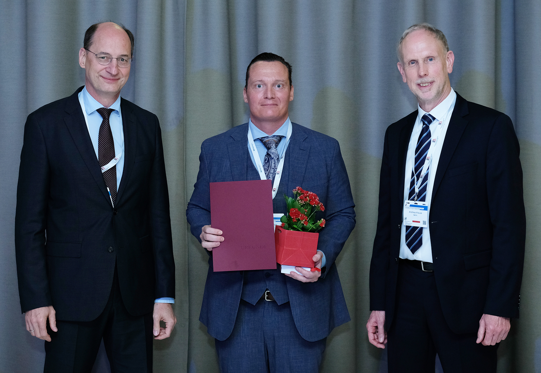  PD Dr. med. Björn Tampe mit Urkunde bei der Preisverleihung