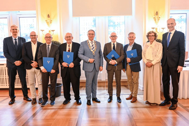 Die Preisträger:innen des Carol-Nachman-Preises und der Carol-Nachman-Medaille erhalten ihre Preise durch den Oberbürgermeister Gert-Uwe Mende und den Stadtverordnetenvorsteher Dr. Gerhard Obermayr im Großen Festsaal des Wiesbadener Rathauses. 