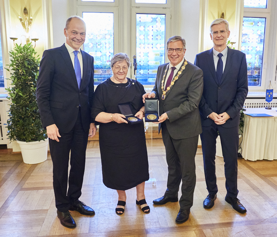Prof. Dr. Hanns-Martin Lorenz und Rotraut Schmale-Grede bekommen die Carol-Nachman-Medaille überreicht
